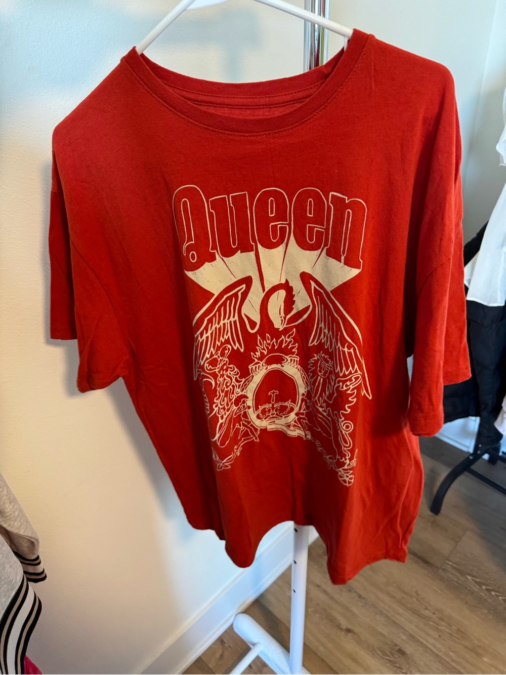 Red Queen band graphic t-shirt with a white royal crest design Unisex Large